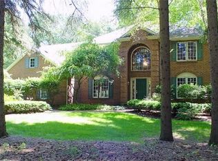 5223 Pinewood Dr, Brighton, MI
