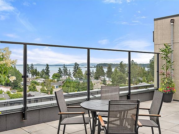 4th image of 2520 Hackett Cres #208