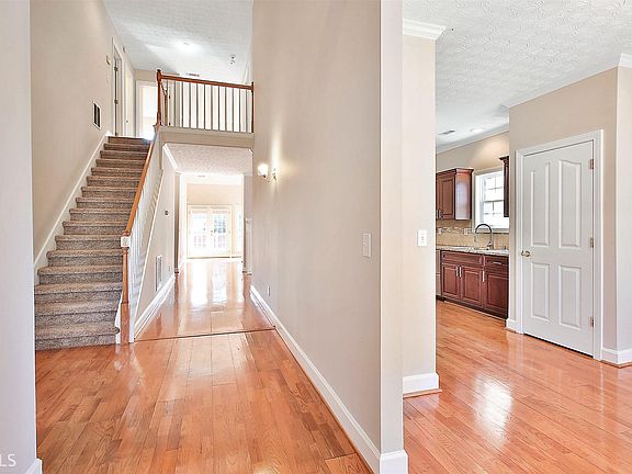 3rd image of 105 Hanbury Ln