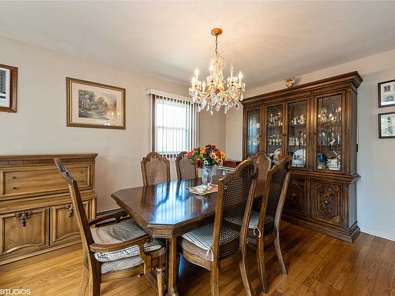 5th image of 213 Colony St