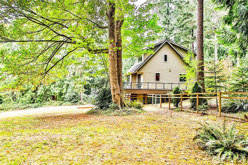 3rd image of 8039 Cultus Bay Road