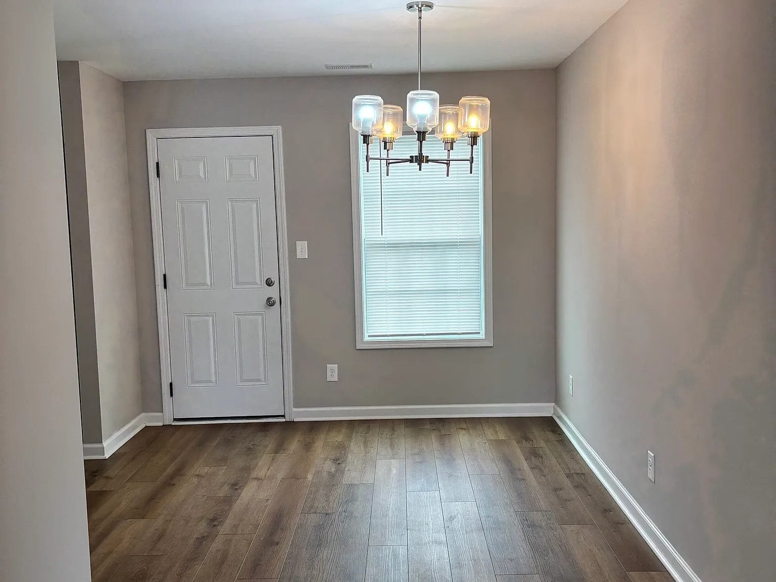 3 bed, 2.5 bath, 1364 sqft, $1,550 — Photo 3