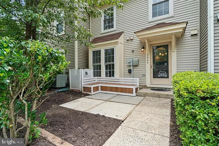 2 bed, 1.5 bath, 968 sqft, $1,900 — Photo 3