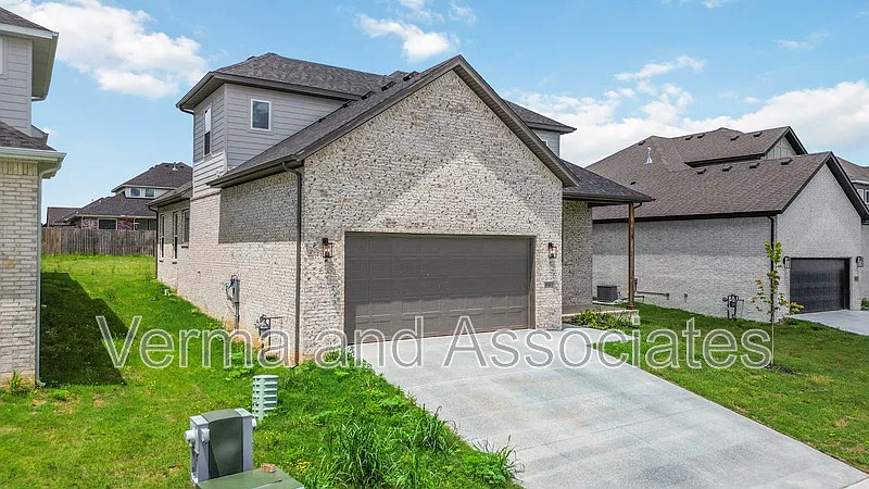 4 bed, 3.0 bath, 2254 sqft, $2,590 — Photo 2