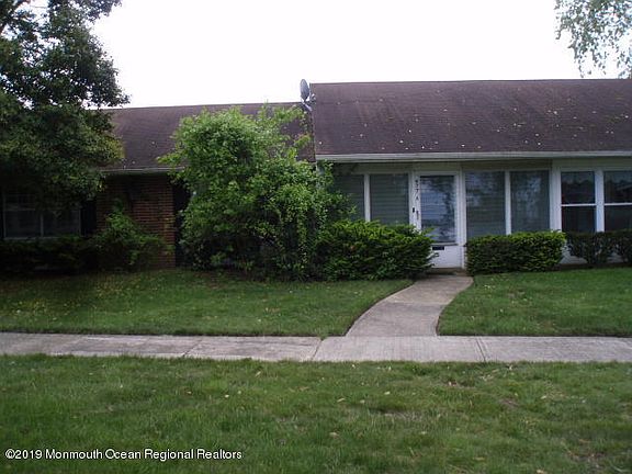 2nd image of 677A New Castle Ct #100A
