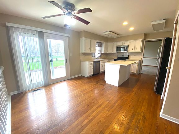 3rd image of 2436 Putnam Dr