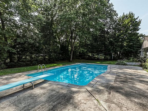3rd image of 191 Pinewood Dr