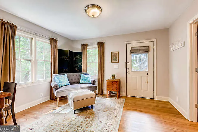 203 E Davis St — Photo 2