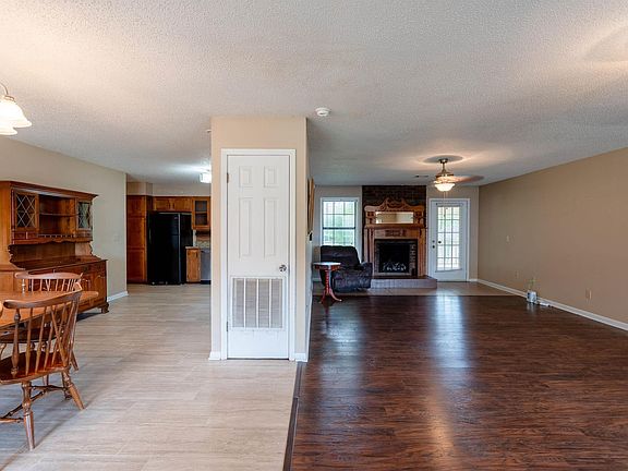 3rd image of 215 Navajo Dr