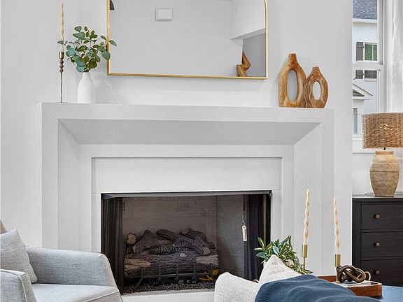 3rd image of 1027 E Glenn Ave #603