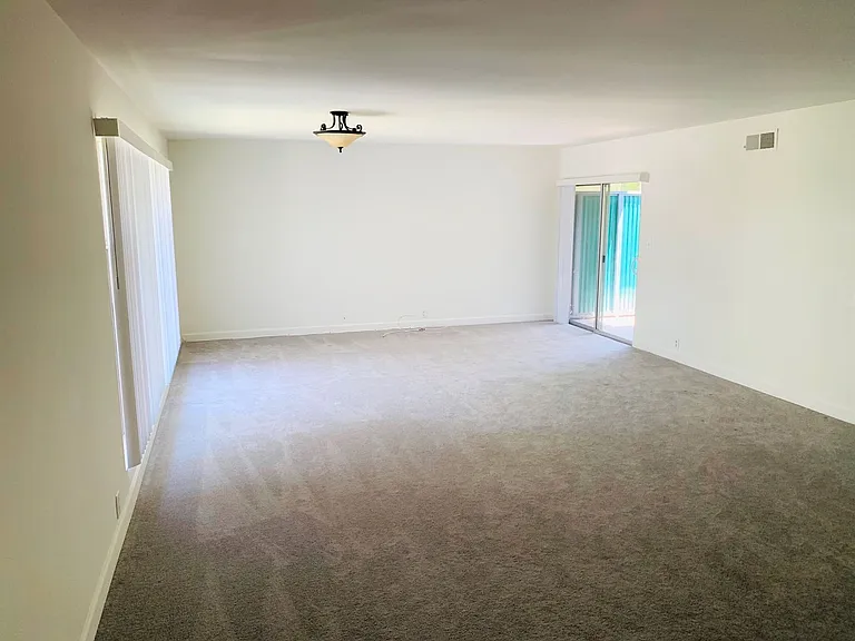 1021 Grove — Photo 8