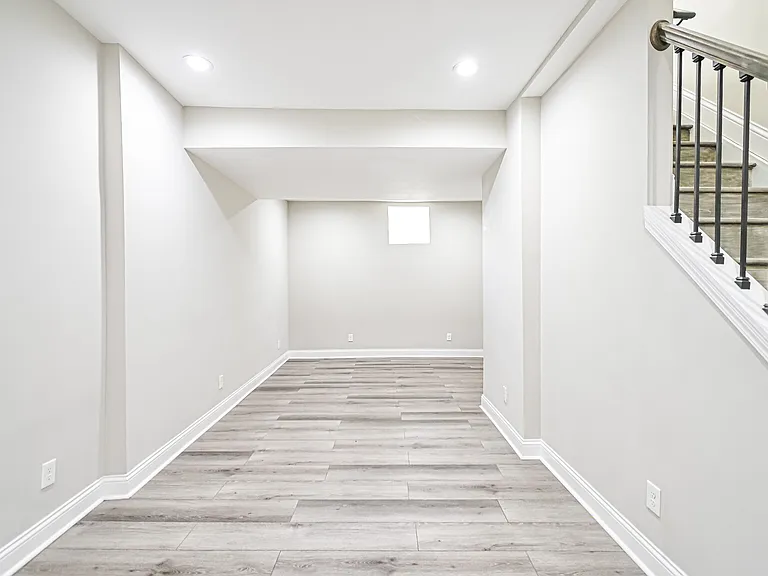 2823 Ashland Ave — Photo 32