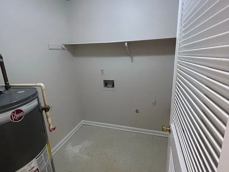 721-723 Jackson View Road — Photo 8