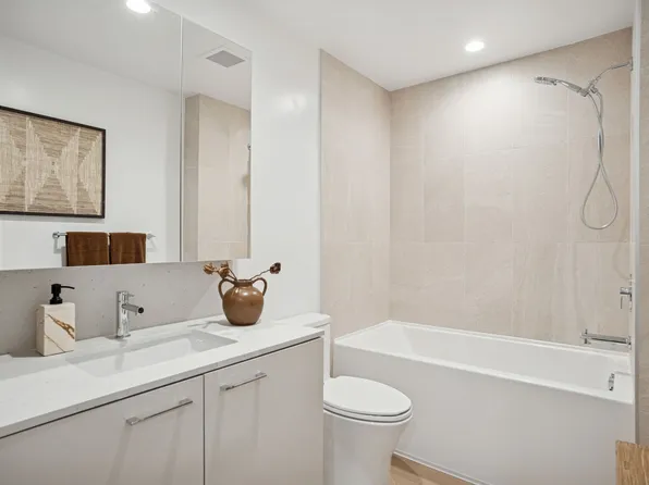 1960 Macdonald St #B4, Vancouver, BC V6K 4L7