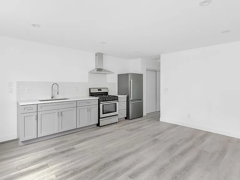 2747 S Mansfield Ave — Photo 1