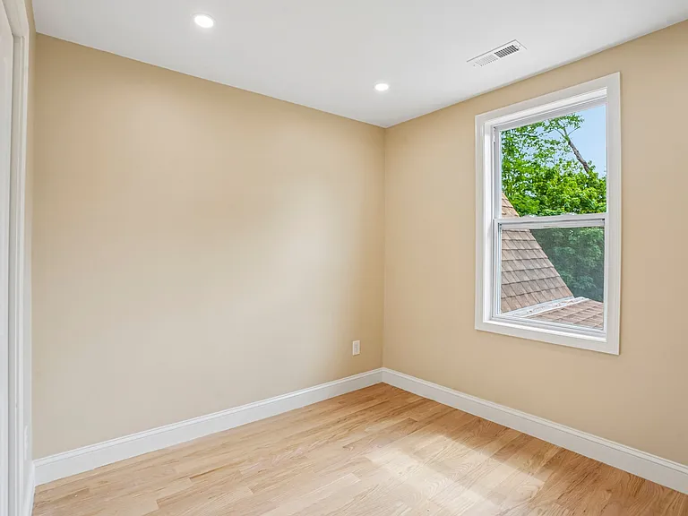 559 Winthrop St — Photo 16