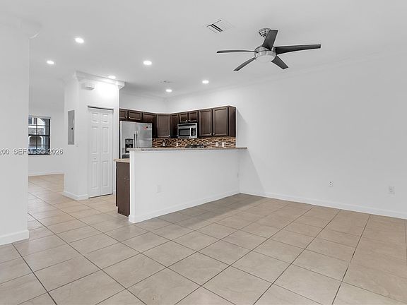 5th image of 3202 SE 6th St