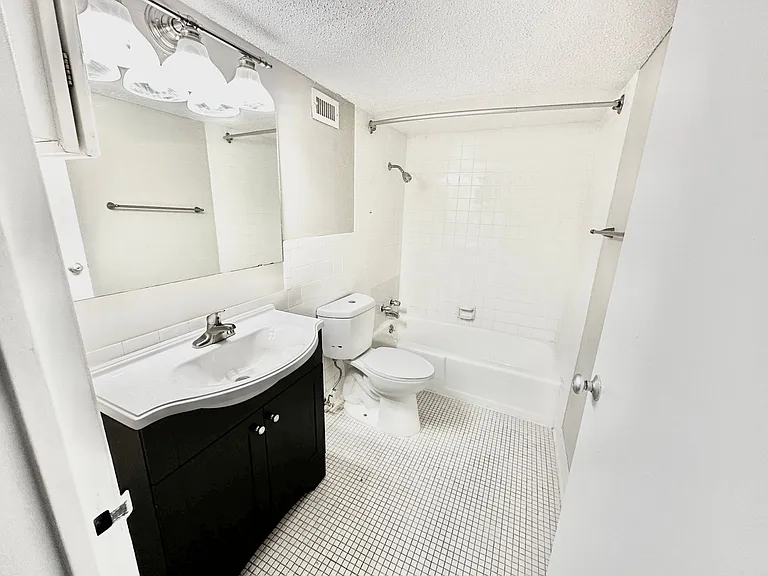 The Regency Apartments — Photo 139