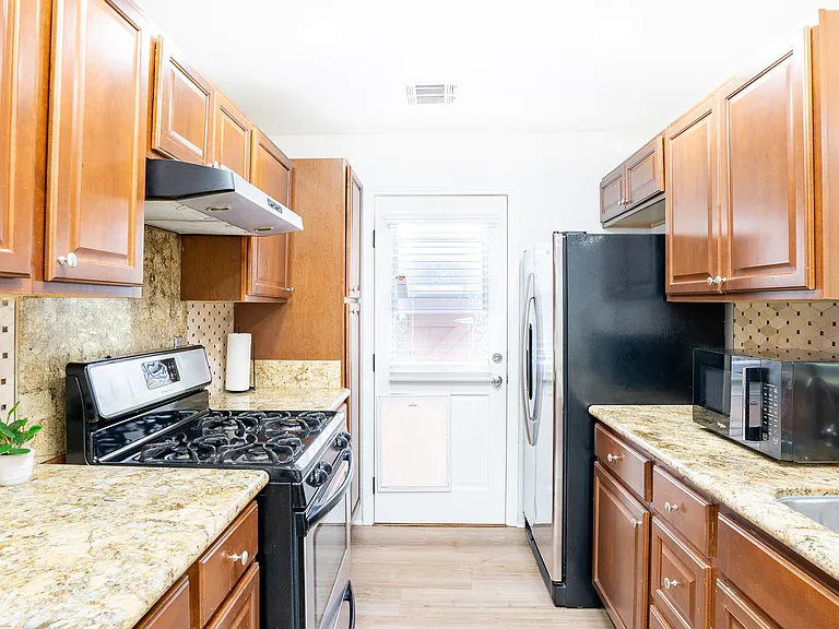 8330 Lilienthal Ave — Photo 34