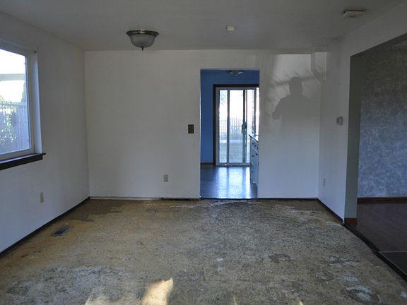 4th image of 6304 Yakima Ave