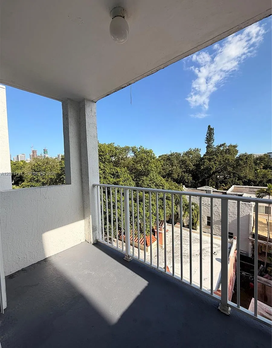 Aragon Plaza Condo — Photo 3