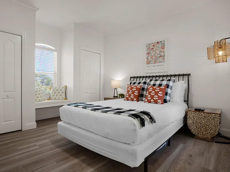 Common queen bedroom upstairs