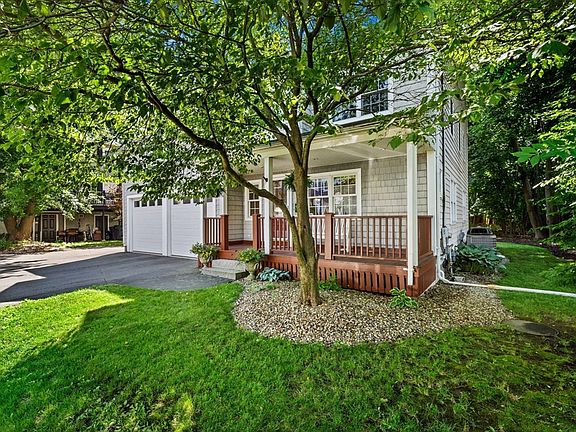 4th image of 11 Woodbury Ct