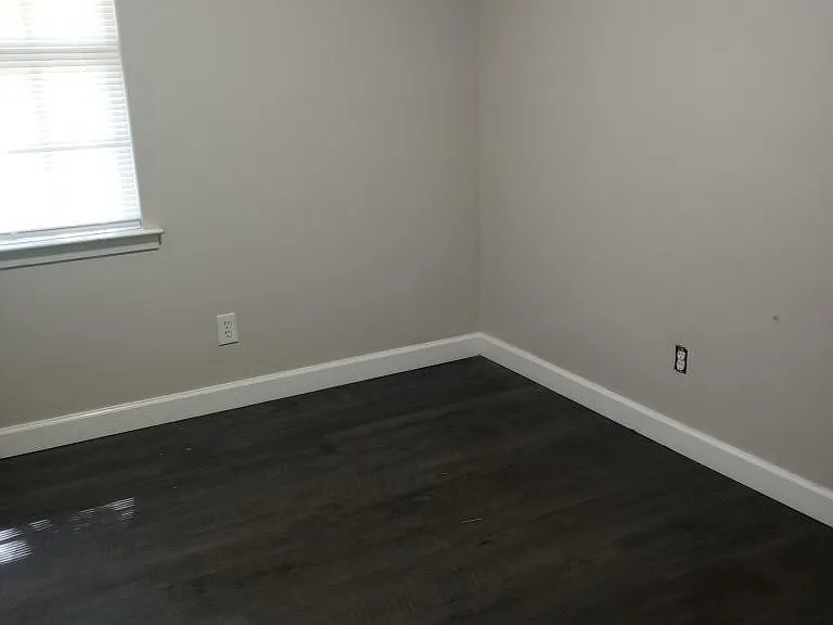 25 Kenwood Cres — Photo 1