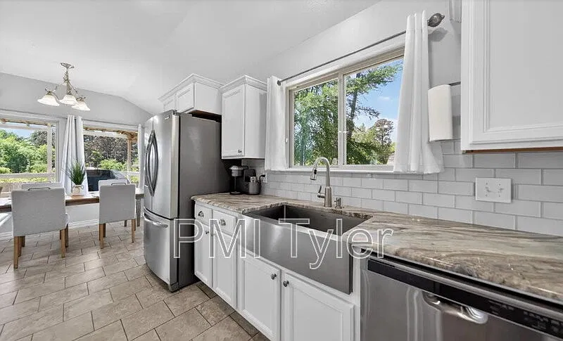2 bed, 2.0 bath, $1,800 — Photo 2