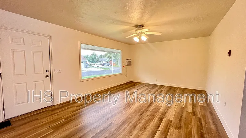 3 bed, 1.0 bath, 1800 sqft, $1,795 — Photo 2