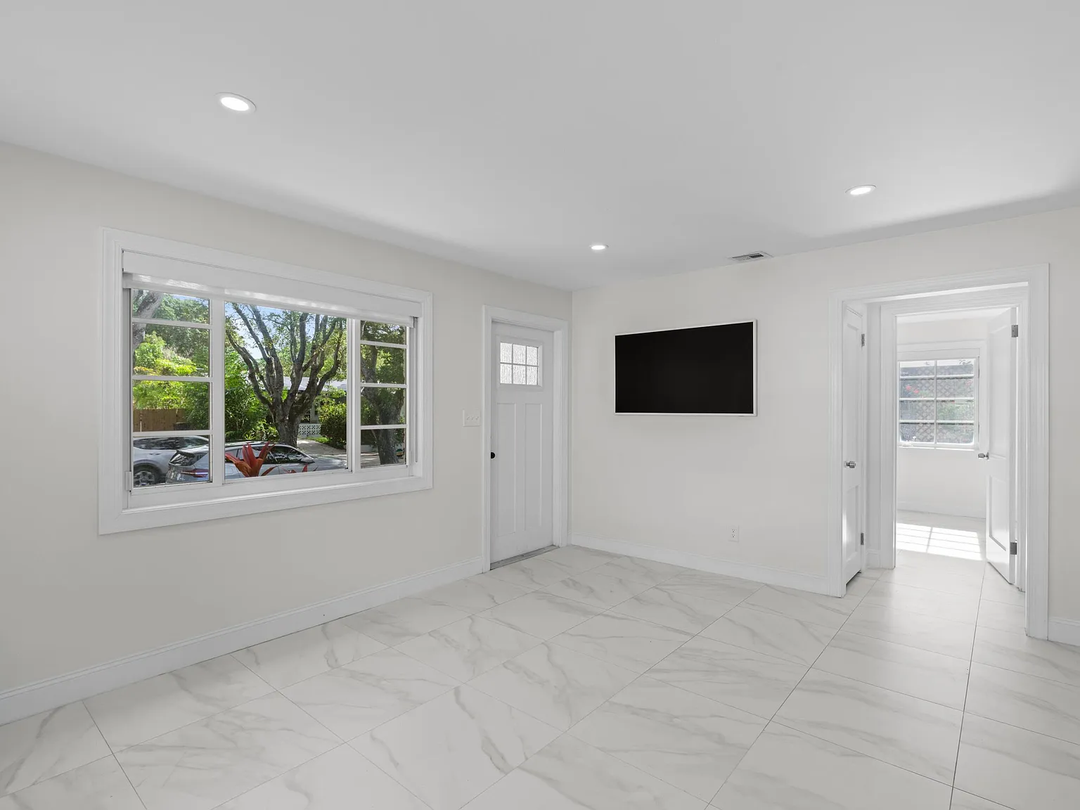 2 bed, 1.0 bath, 909 sqft, $2,600 — Photo 3