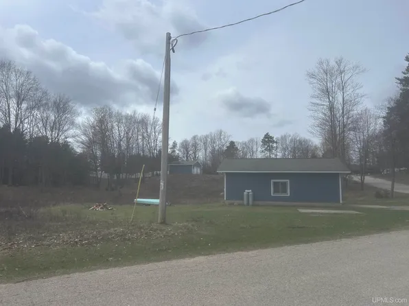 107 Dalmar Dr, Kingsford, MI 49802