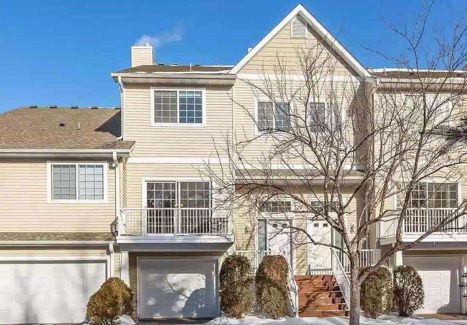 1st image of 652 Willoughby Way W