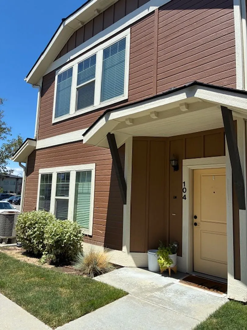 1530 W Ann Taylor St — Photo 1