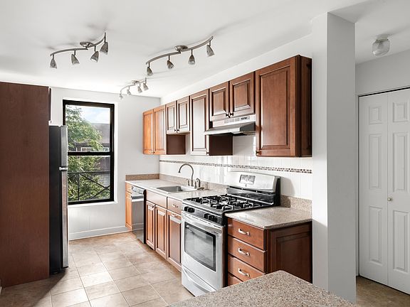 3rd image of 228 Sackett St APT 4L