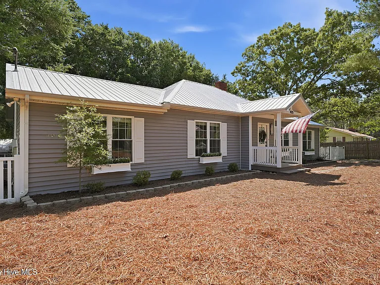 1425 Central Dr — Photo 2