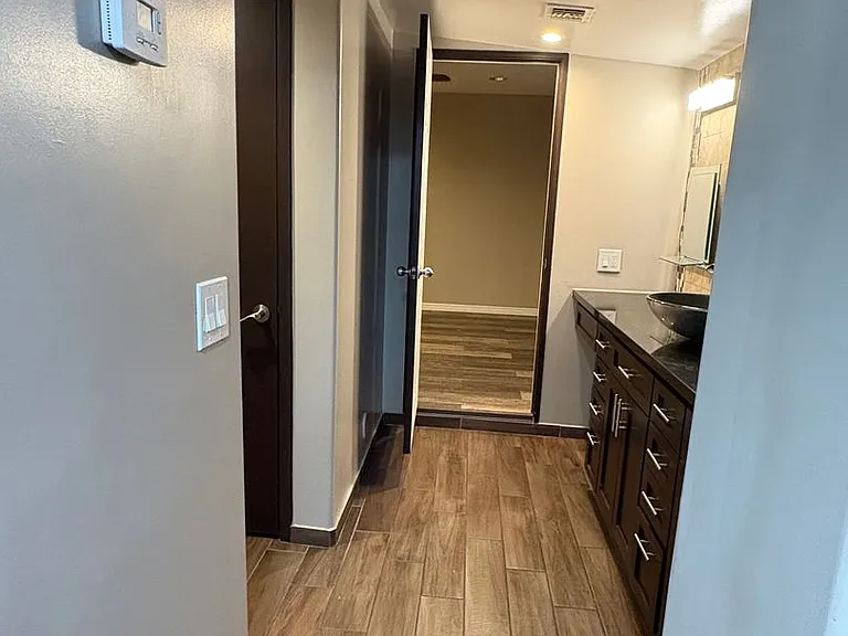 3229 N 54th Ln — Photo 3