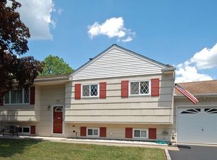 124 Lee Dr, Middlesex, NJ