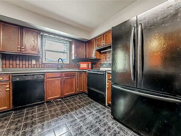 4th image of 35191 Downing Ave