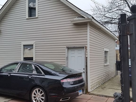 5th image of 6014 N Artesian Ave