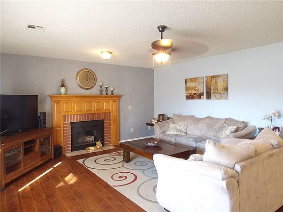 4th image of 904 W Geneva St