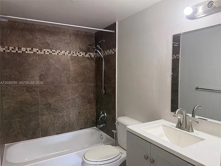 715 NE 2nd Ave #204 — Photo 11