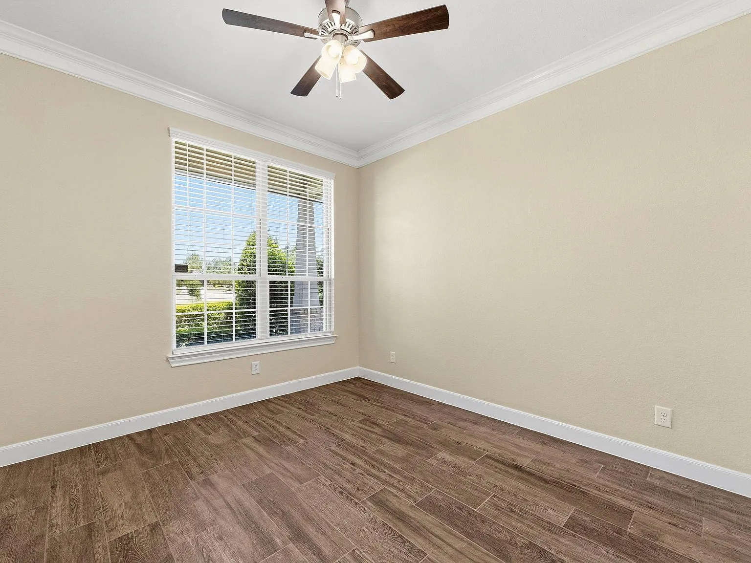3 bed, 2.0 bath, 2374 sqft, $3,200 — Photo 3