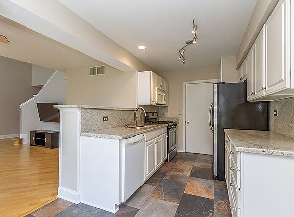 4th image of 918 Huntington Dr #918