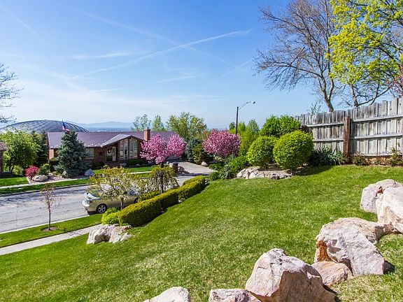 Gorgeous Yard with Views