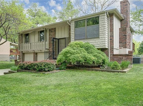 2nd image of 809 NW Buckingham Pl