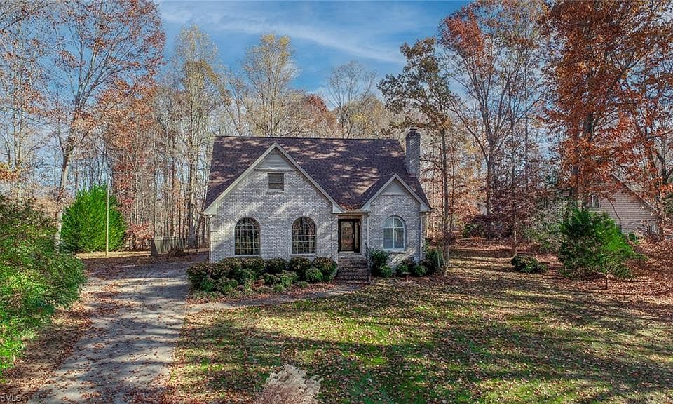 1st image of 221 E Plantation Cir