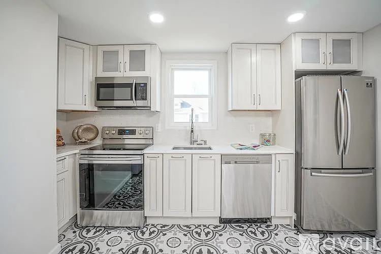 6 bed, 3.5 bath, 2600 sqft, $4,200 — Photo 4