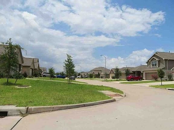 Exterior Neighborhood (street photo)
