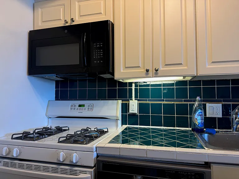 1330 New Hampshire Ave NW — Photo 4